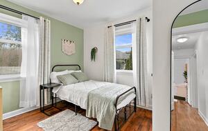 Puyallup Farmhouse Retreat - Puyallup, Washington