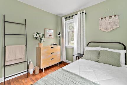 Puyallup Farmhouse Retreat - Puyallup, Washington