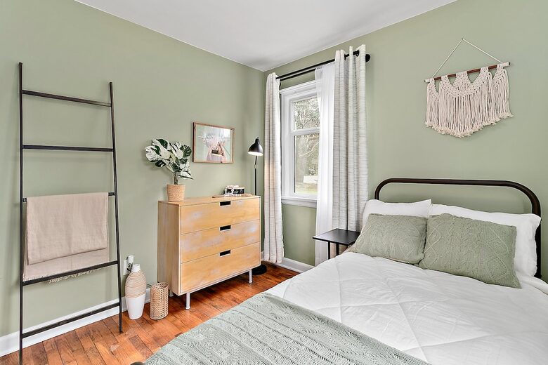 Puyallup Farmhouse Retreat - Puyallup, Washington