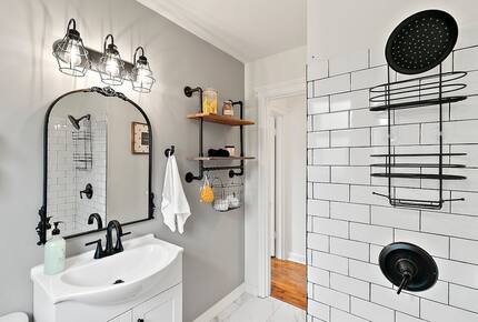 Puyallup Farmhouse Retreat - Puyallup, Washington