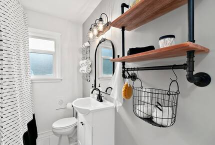 Puyallup Farmhouse Retreat - Puyallup, Washington