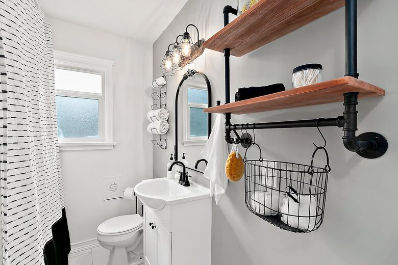 Puyallup Farmhouse Retreat - Puyallup, Washington