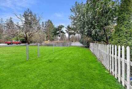 Puyallup Farmhouse Retreat - Puyallup, Washington