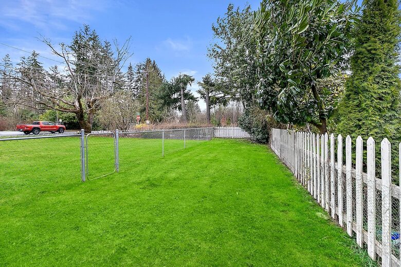 Puyallup Farmhouse Retreat - Puyallup, Washington