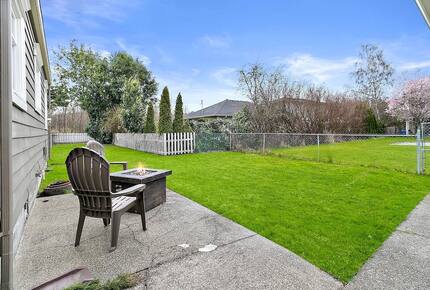 Puyallup Farmhouse Retreat - Puyallup, Washington