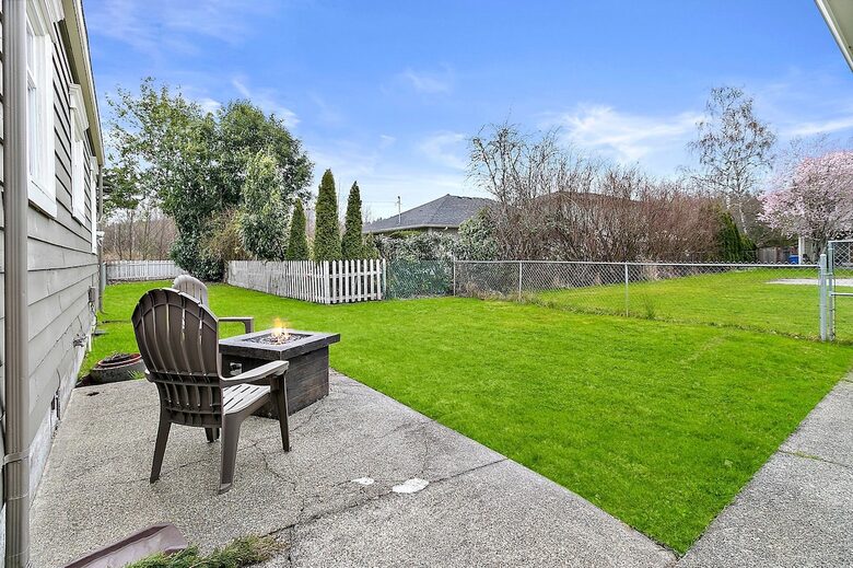 Puyallup Farmhouse Retreat - Puyallup, Washington