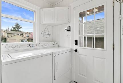 Puyallup Farmhouse Retreat - Puyallup, Washington