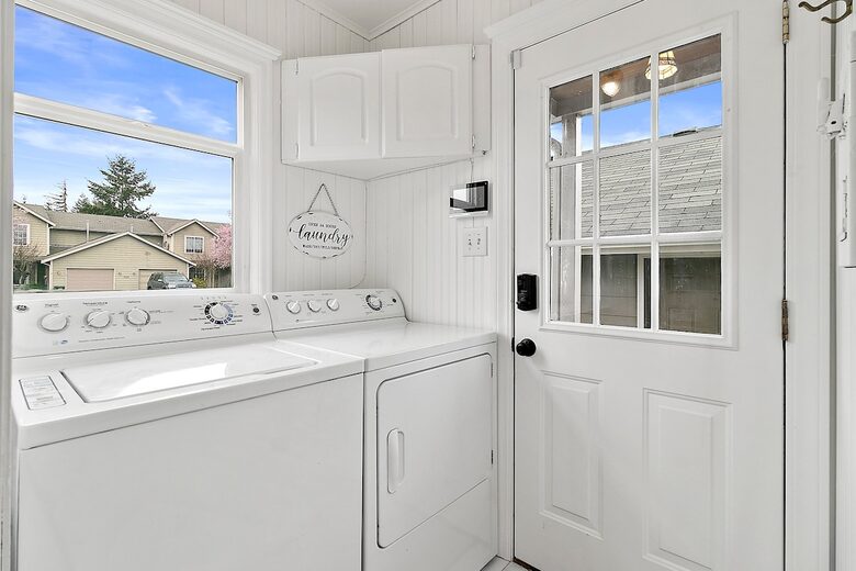 Puyallup Farmhouse Retreat - Puyallup, Washington