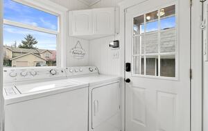 Puyallup Farmhouse Retreat - Puyallup, Washington