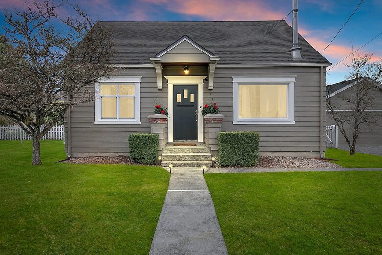 Puyallup Farmhouse Retreat - Puyallup, Washington