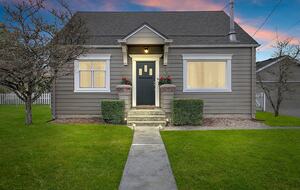 Puyallup Farmhouse Retreat - Puyallup, Washington