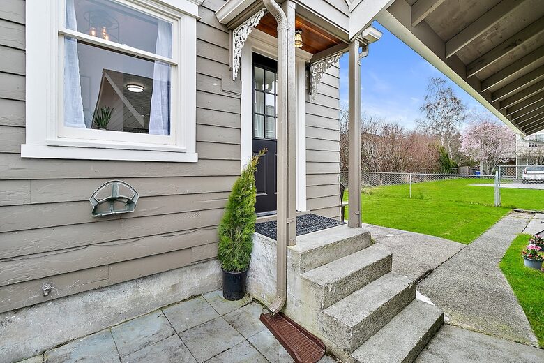 Puyallup Farmhouse Retreat - Puyallup, Washington