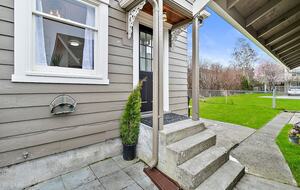 Puyallup Farmhouse Retreat - Puyallup, Washington