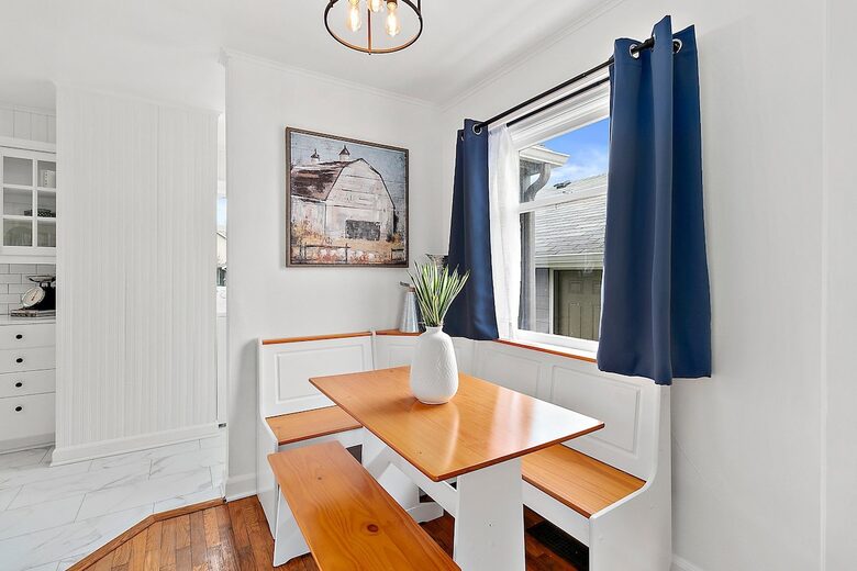 Puyallup Farmhouse Retreat - Puyallup, Washington