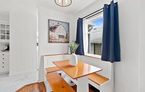 Puyallup Farmhouse Retreat - Puyallup, Washington