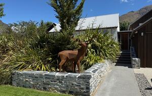 Calm Queenstown Home with Mountain Views - Queenstown, New Zealand