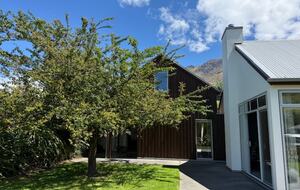 Calm Queenstown Home with Mountain Views - Queenstown, New Zealand