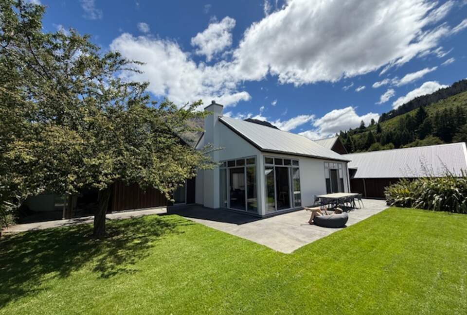 Calm Queenstown Home with Mountain Views - Queenstown, New Zealand