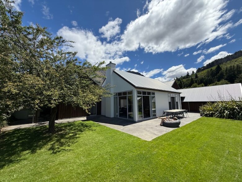 Calm Queenstown Home with Mountain Views - Queenstown, New Zealand