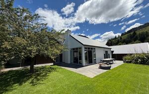 Calm Queenstown Home with Mountain Views - Queenstown, New Zealand