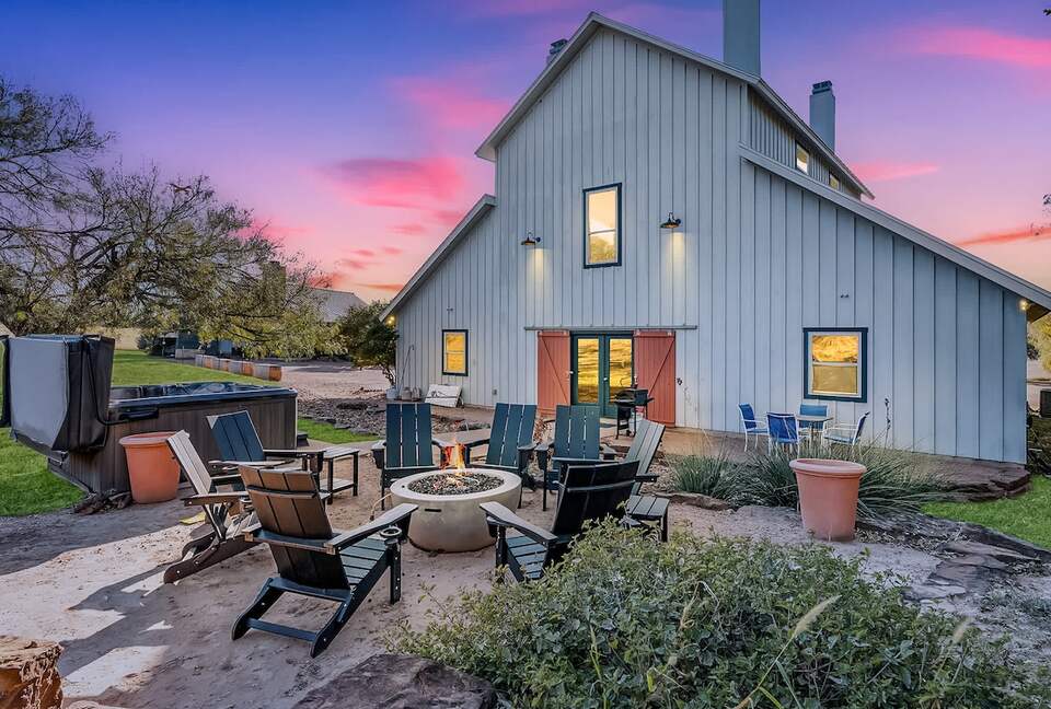 Rustic-Luxury Farmhouse Minutes from Fredericksburg Main Street - Fredericksburg, Texas