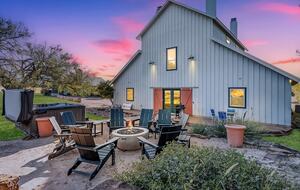 Rustic-Luxury Farmhouse Minutes from Fredericksburg Main Street - Fredericksburg, Texas