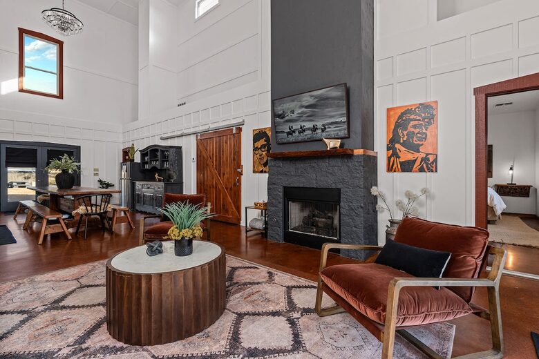 Rustic-Luxury Farmhouse Minutes from Fredericksburg Main Street - Fredericksburg, Texas