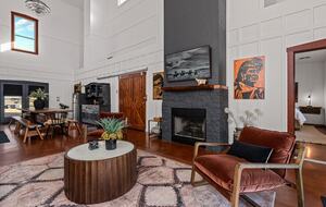 Rustic-Luxury Farmhouse Minutes from Fredericksburg Main Street - Fredericksburg, Texas