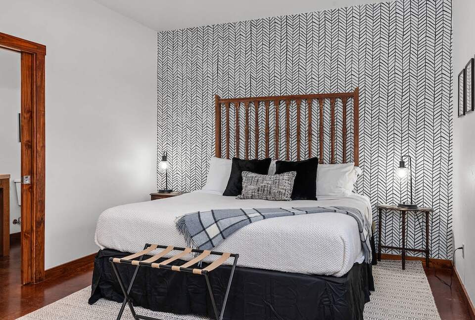 Rustic-Luxury Farmhouse Minutes from Fredericksburg Main Street - Fredericksburg, Texas