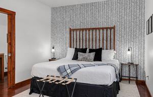 Rustic-Luxury Farmhouse Minutes from Fredericksburg Main Street - Fredericksburg, Texas