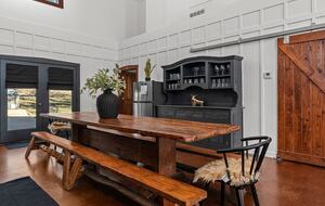 Rustic-Luxury Farmhouse Minutes from Fredericksburg Main Street - Fredericksburg, Texas