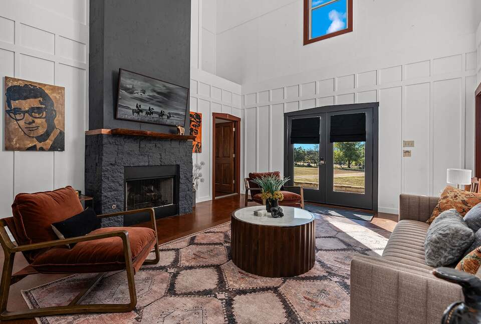 Rustic-Luxury Farmhouse Minutes from Fredericksburg Main Street - Fredericksburg, Texas