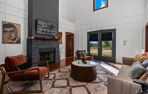 Rustic-Luxury Farmhouse Minutes from Fredericksburg Main Street - Fredericksburg, Texas