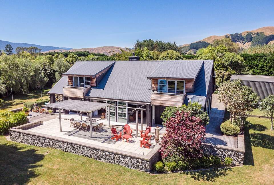 A Peaceful Architectural Sanctuary with Spa Pool - Te Horo, New Zealand
