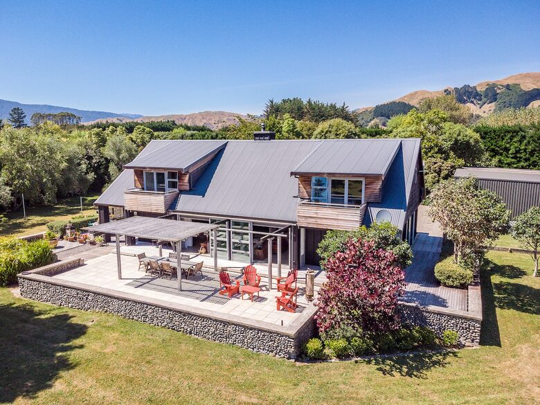 A Peaceful Architectural Sanctuary with Spa Pool - Te Horo, New Zealand