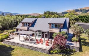 A Peaceful Architectural Sanctuary with Spa Pool - Te Horo, New Zealand