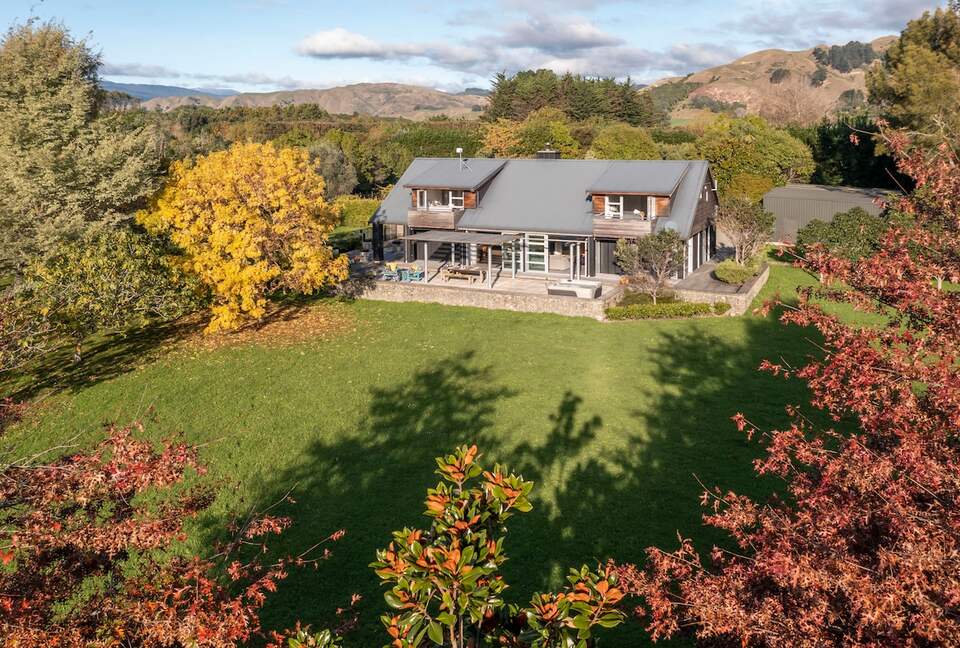 A Peaceful Architectural Sanctuary with Spa Pool - Te Horo, New Zealand