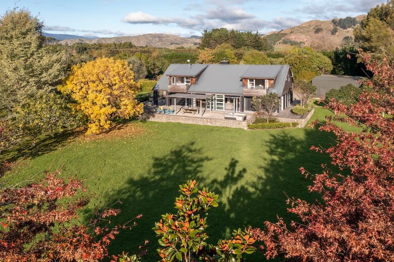 A Peaceful Architectural Sanctuary with Spa Pool - Te Horo, New Zealand