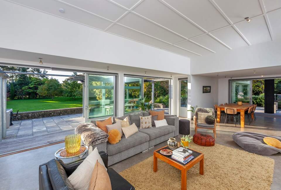 A Peaceful Architectural Sanctuary with Spa Pool - Te Horo, New Zealand