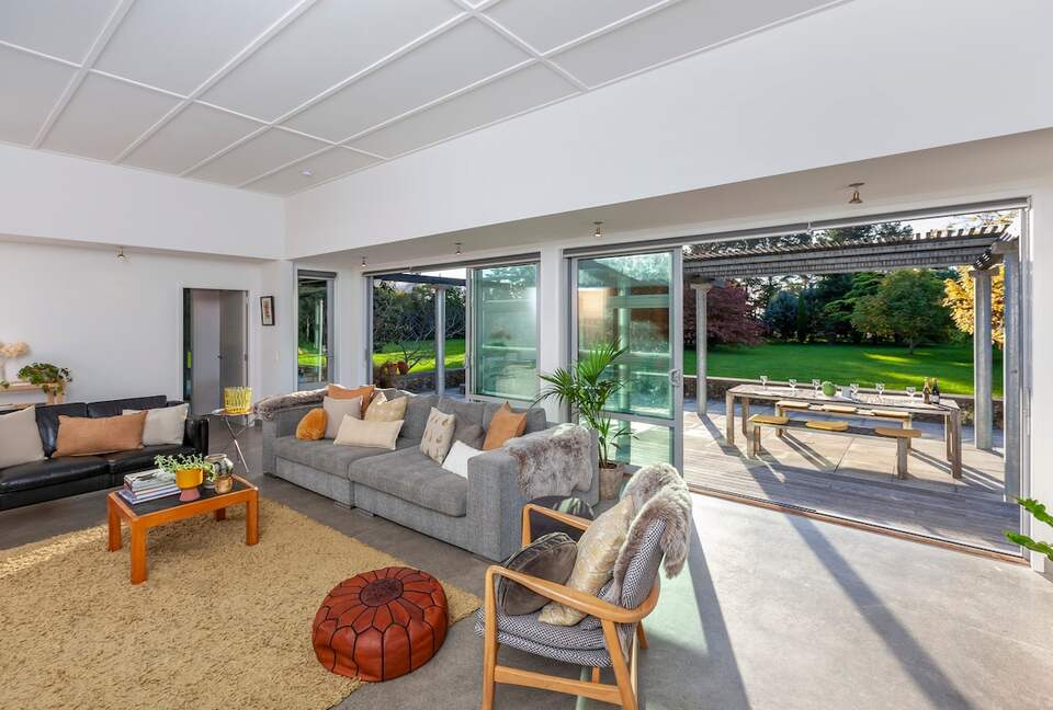 A Peaceful Architectural Sanctuary with Spa Pool - Te Horo, New Zealand