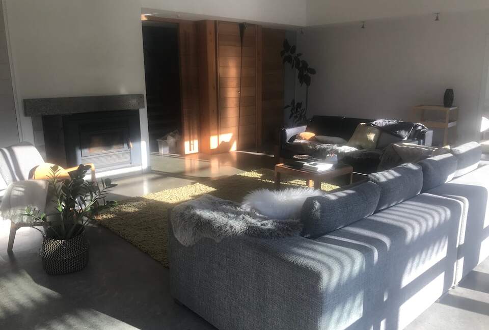 A Peaceful Architectural Sanctuary with Spa Pool - Te Horo, New Zealand