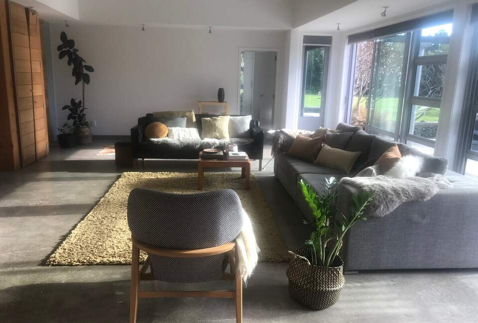 A Peaceful Architectural Sanctuary with Spa Pool - Te Horo, New Zealand