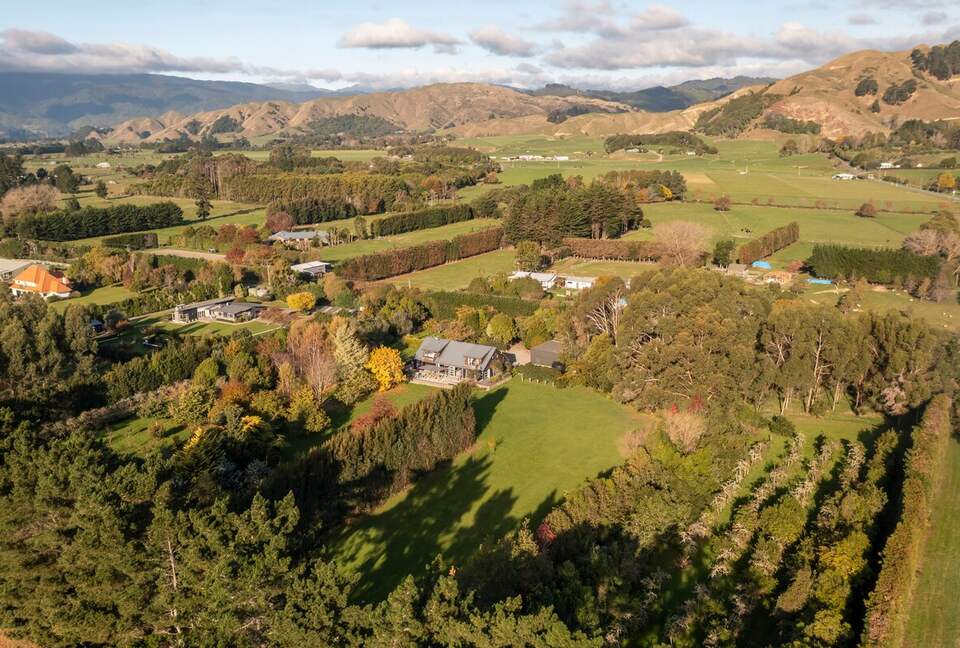A Peaceful Architectural Sanctuary with Spa Pool - Te Horo, New Zealand