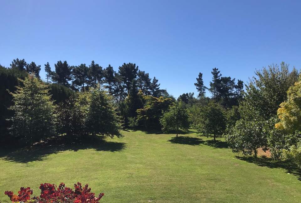 A Peaceful Architectural Sanctuary with Spa Pool - Te Horo, New Zealand