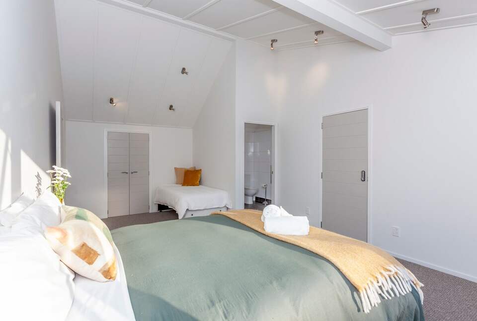 A Peaceful Architectural Sanctuary with Spa Pool - Te Horo, New Zealand