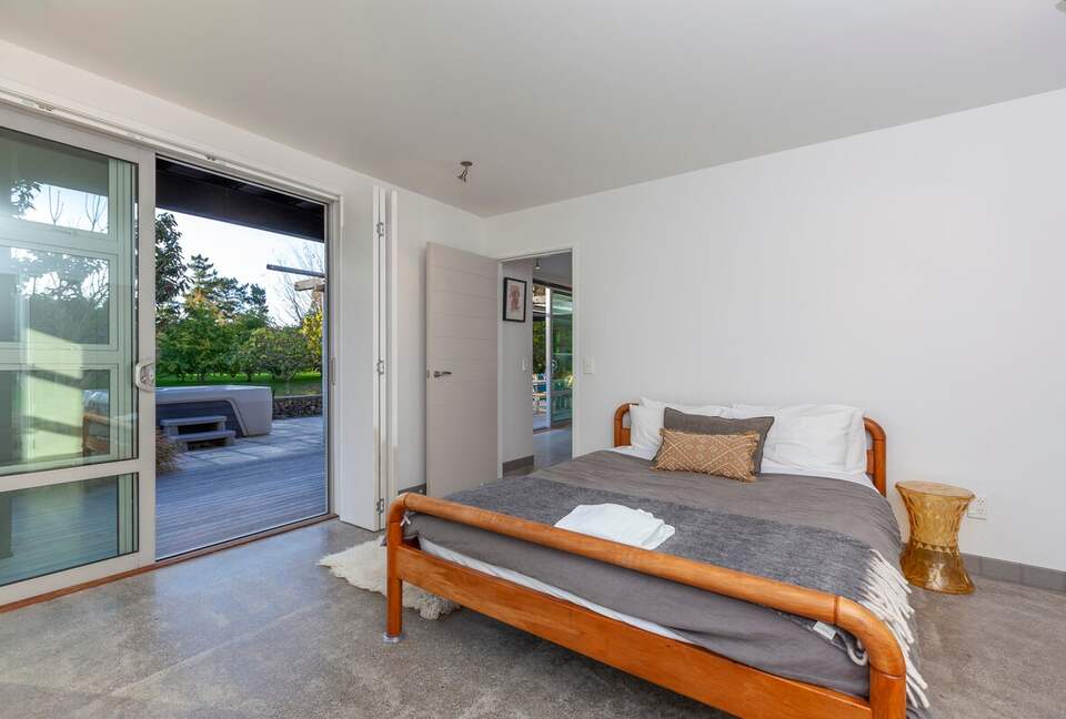 A Peaceful Architectural Sanctuary with Spa Pool - Te Horo, New Zealand