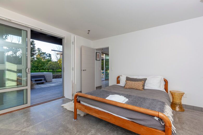 A Peaceful Architectural Sanctuary with Spa Pool - Te Horo, New Zealand