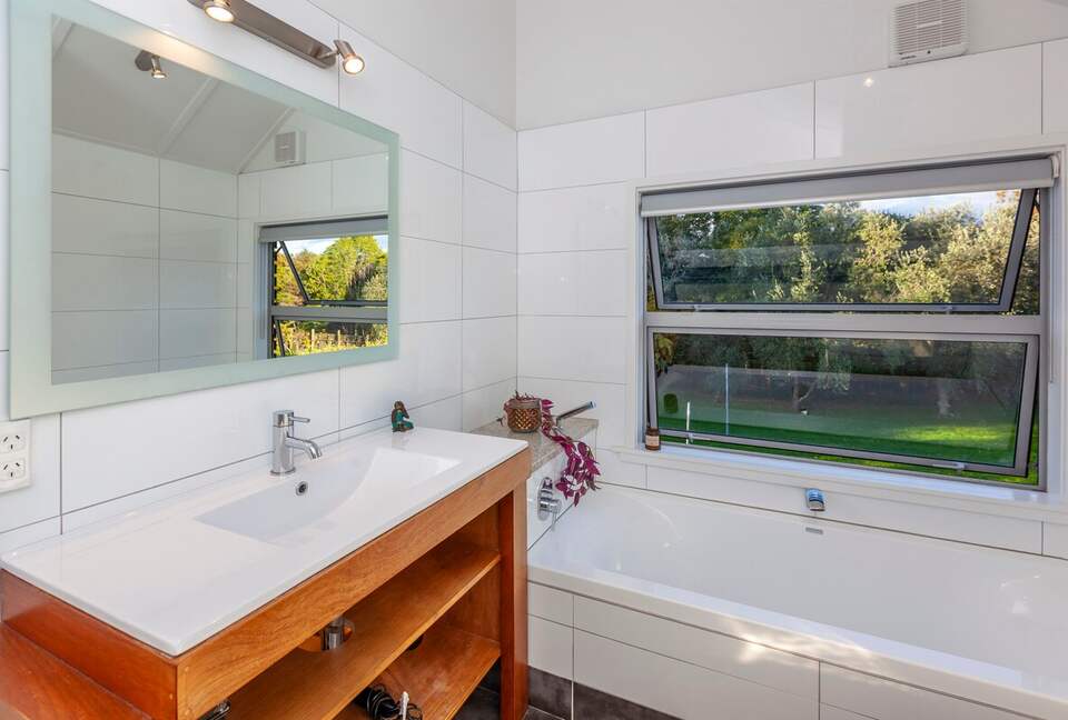 A Peaceful Architectural Sanctuary with Spa Pool - Te Horo, New Zealand