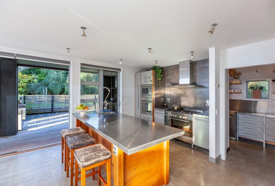 A Peaceful Architectural Sanctuary with Spa Pool - Te Horo, New Zealand