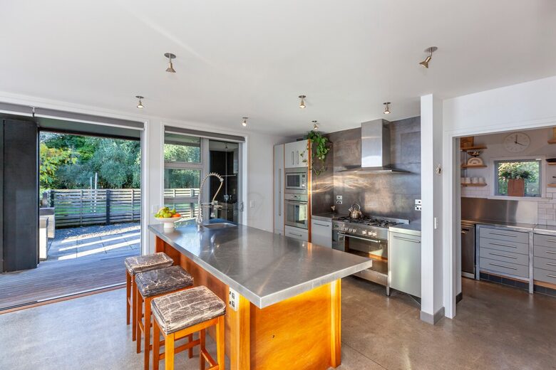 A Peaceful Architectural Sanctuary with Spa Pool - Te Horo, New Zealand